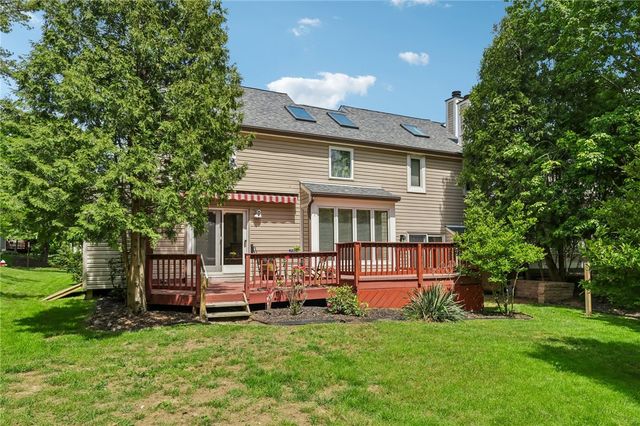 2621 Hunters Point Dr, Franklin Park, PA 15090