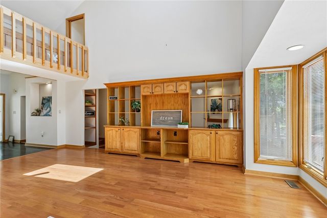 2621 Hunters Point Dr, Franklin Park, PA 15090