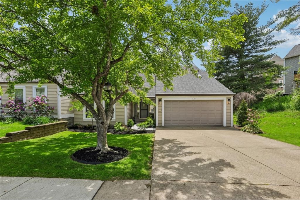 2621 Hunters Point Dr, Franklin Park, PA 15090