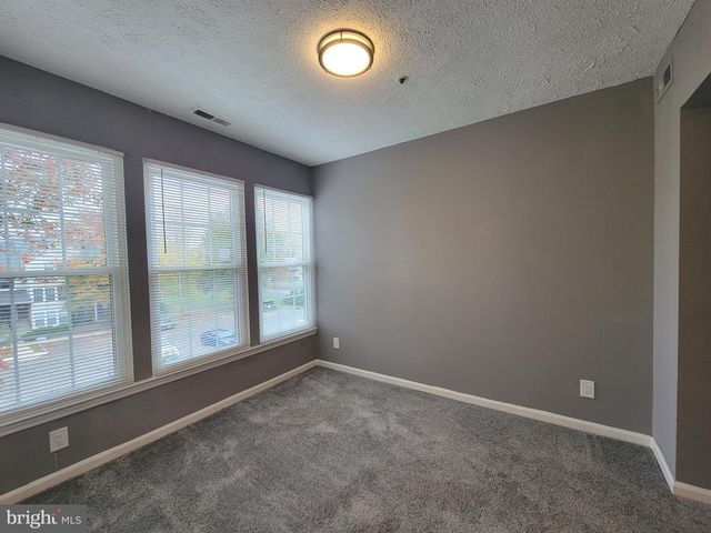 10 KENWOOD DR, Sicklerville, NJ 08081