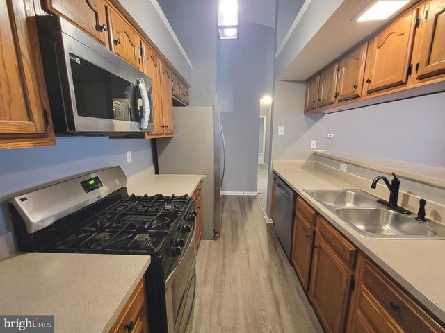 10 KENWOOD DR, Sicklerville, NJ 08081