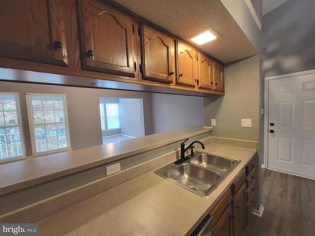 10 KENWOOD DR, Sicklerville, NJ 08081