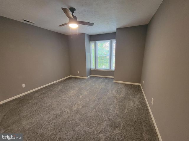 10 KENWOOD DR, Sicklerville, NJ 08081