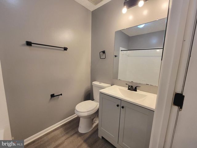 10 KENWOOD DR, Sicklerville, NJ 08081