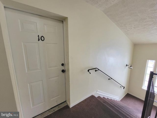 10 KENWOOD DR, Sicklerville, NJ 08081