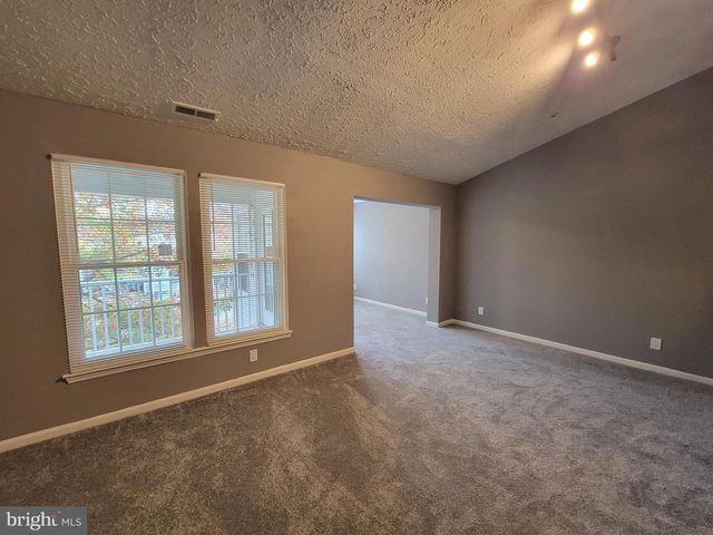 10 KENWOOD DR, Sicklerville, NJ 08081