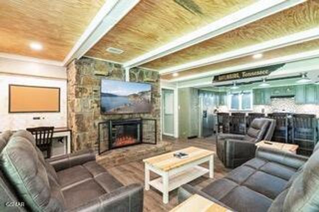 1736 HIDDEN HILLS Road, Gatlinburg, TN 37738