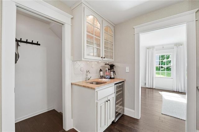 6809 Cedar Street, Prairie Village, KS 66208