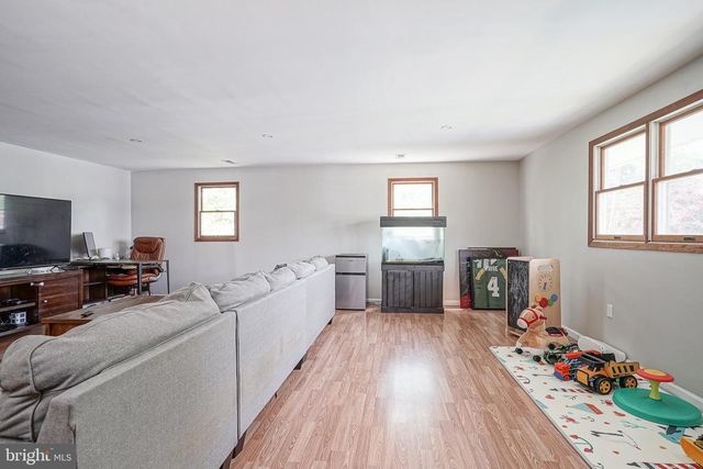 541 WINDSOR AVE, Maple Shade, NJ 08052