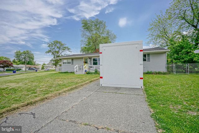 541 WINDSOR AVE, Maple Shade, NJ 08052