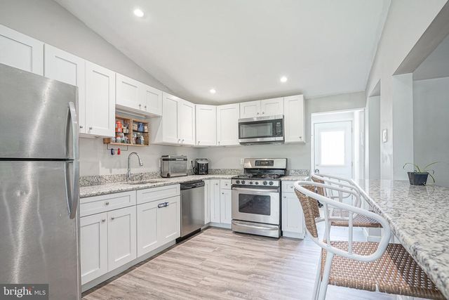 541 WINDSOR AVE, Maple Shade, NJ 08052