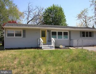 541 WINDSOR AVE, Maple Shade, NJ 08052
