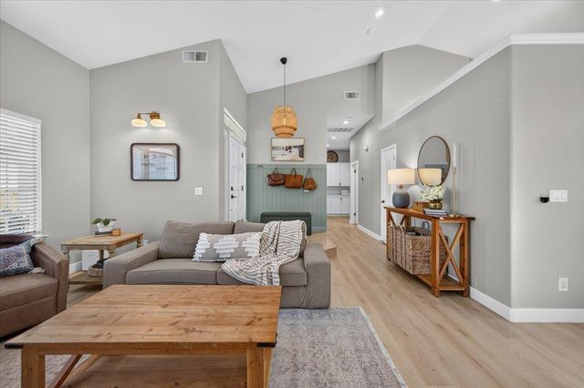 2153 E Ryan Avenue, Fresno, CA 93720