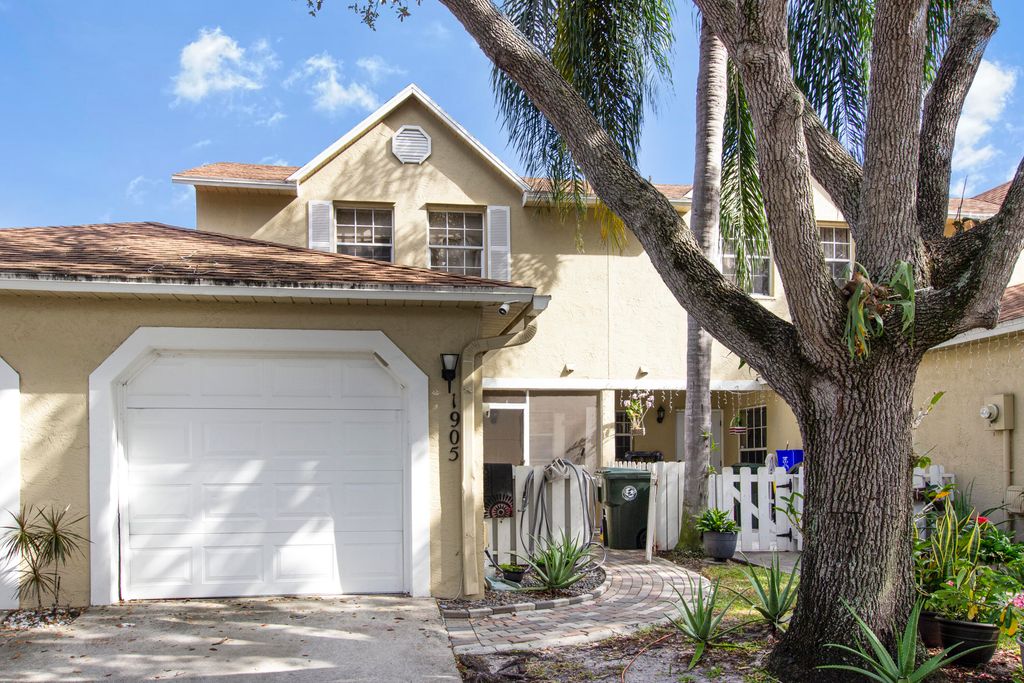 1905 MAPLEWOOD Drive, Greenacres, FL 33415