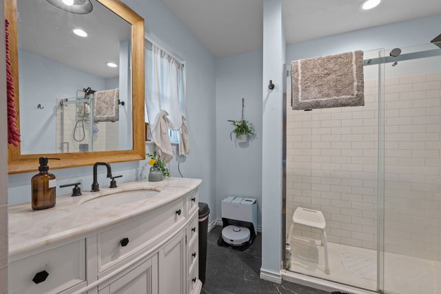 400 W Atchley Drive, Granbury, TX 76048
