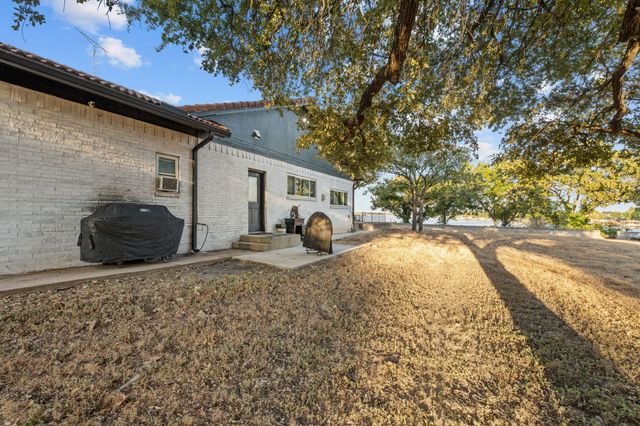 400 W Atchley Drive, Granbury, TX 76048
