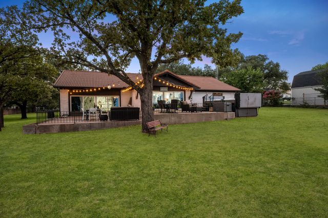 400 W Atchley Drive, Granbury, TX 76048