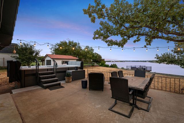 400 W Atchley Drive, Granbury, TX 76048