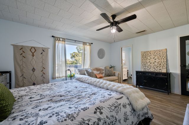 400 W Atchley Drive, Granbury, TX 76048