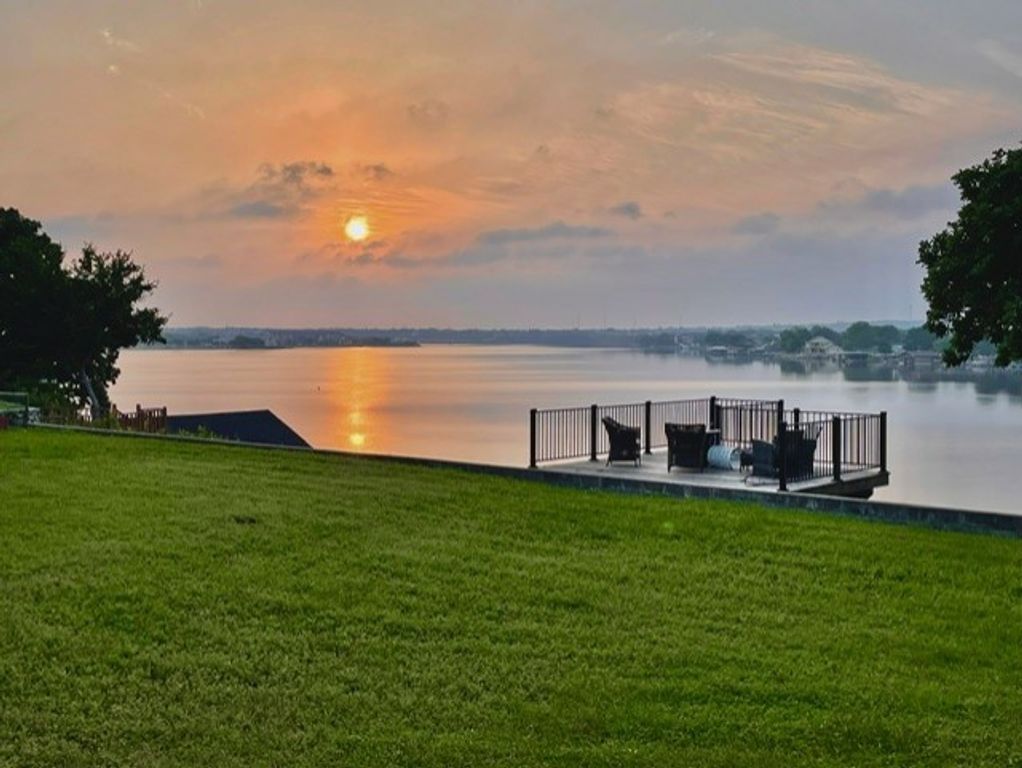 400 W Atchley Drive, Granbury, TX 76048