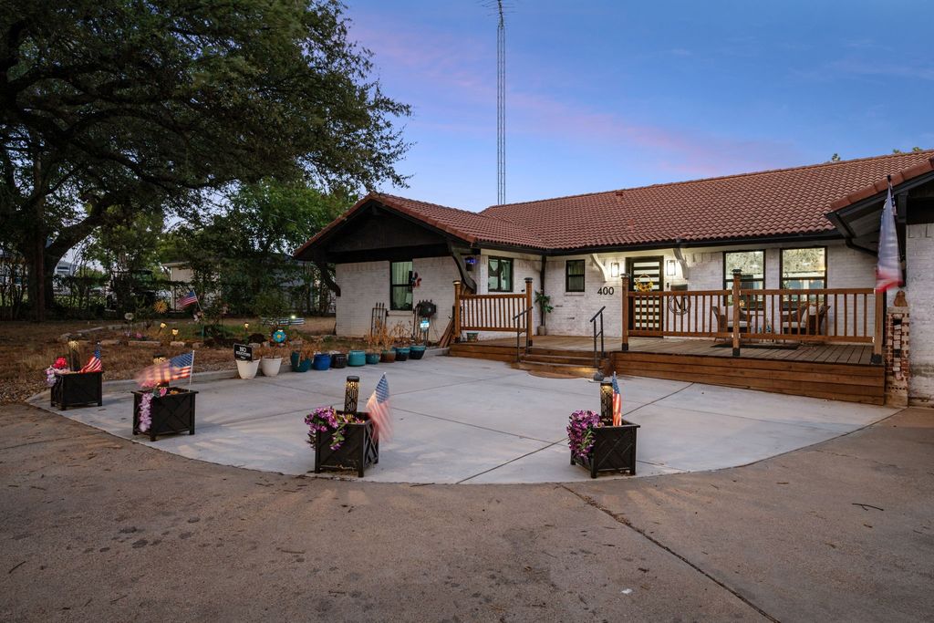 400 W Atchley Drive, Granbury, TX 76048 — photo 2