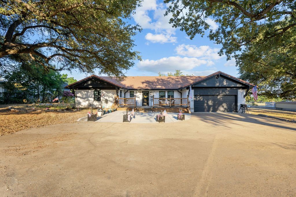400 W Atchley Drive, Granbury, TX 76048 — photo 3