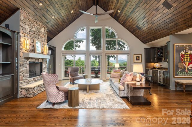 305 Piney Knoll Lane, Hendersonville, NC 28739