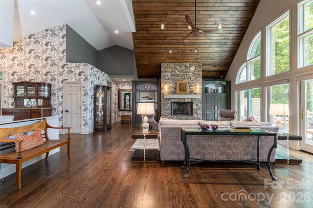 305 Piney Knoll Lane, Hendersonville, NC 28739