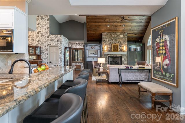 305 Piney Knoll Lane, Hendersonville, NC 28739