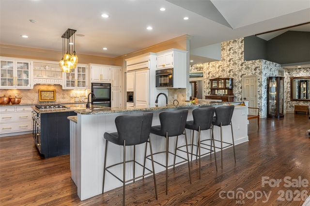305 Piney Knoll Lane, Hendersonville, NC 28739