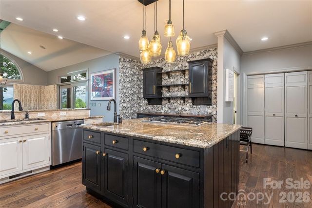 305 Piney Knoll Lane, Hendersonville, NC 28739