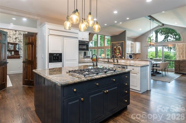 305 Piney Knoll Lane, Hendersonville, NC 28739