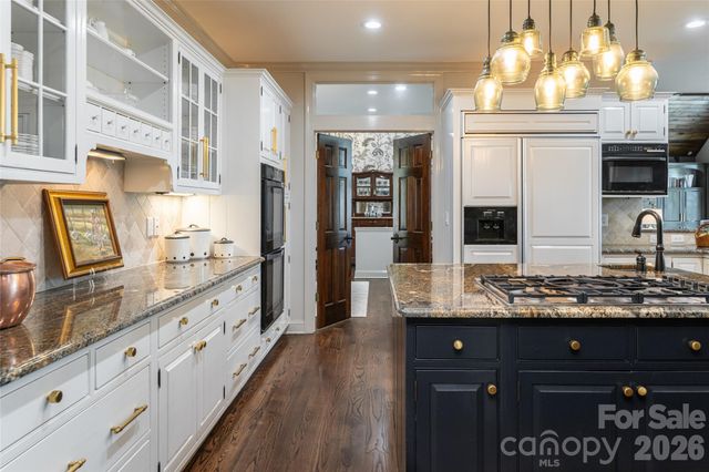 305 Piney Knoll Lane, Hendersonville, NC 28739
