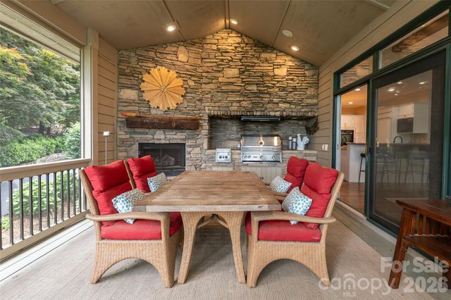 305 Piney Knoll Lane, Hendersonville, NC 28739