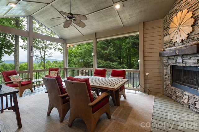 305 Piney Knoll Lane, Hendersonville, NC 28739