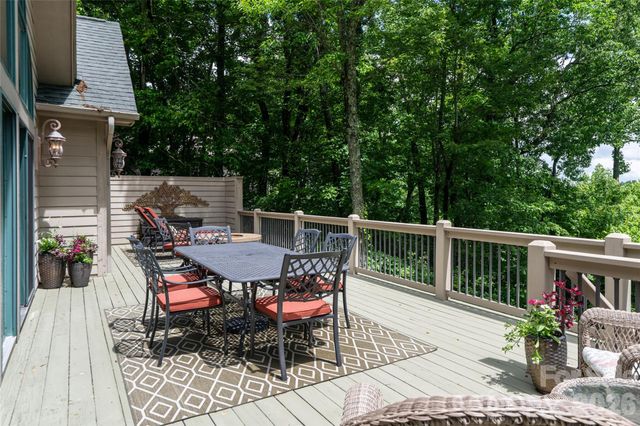 305 Piney Knoll Lane, Hendersonville, NC 28739