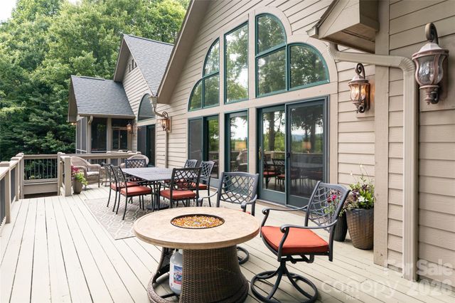 305 Piney Knoll Lane, Hendersonville, NC 28739