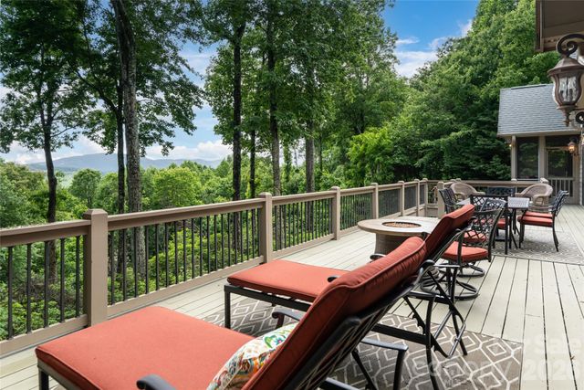 305 Piney Knoll Lane, Hendersonville, NC 28739
