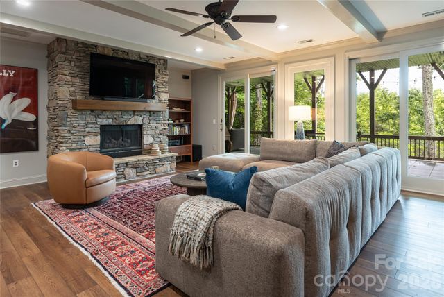 305 Piney Knoll Lane, Hendersonville, NC 28739