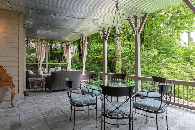 305 Piney Knoll Lane, Hendersonville, NC 28739