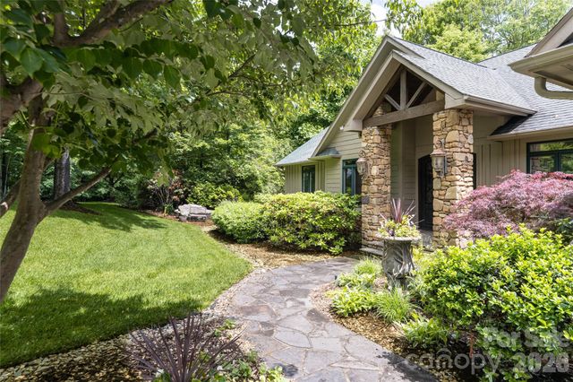 305 Piney Knoll Lane, Hendersonville, NC 28739