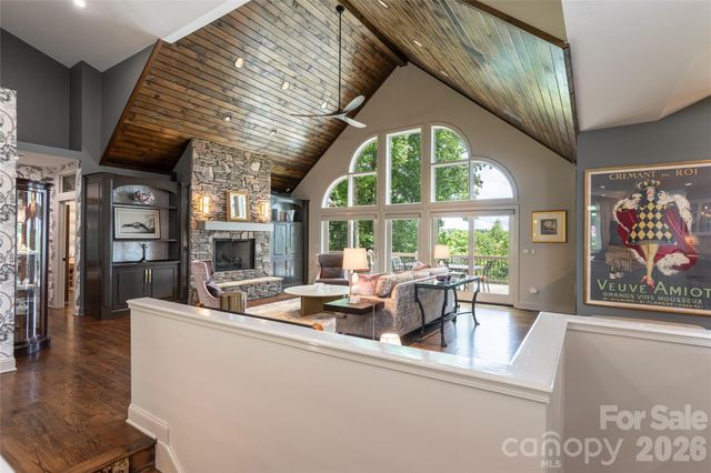 305 Piney Knoll Lane, Hendersonville, NC 28739