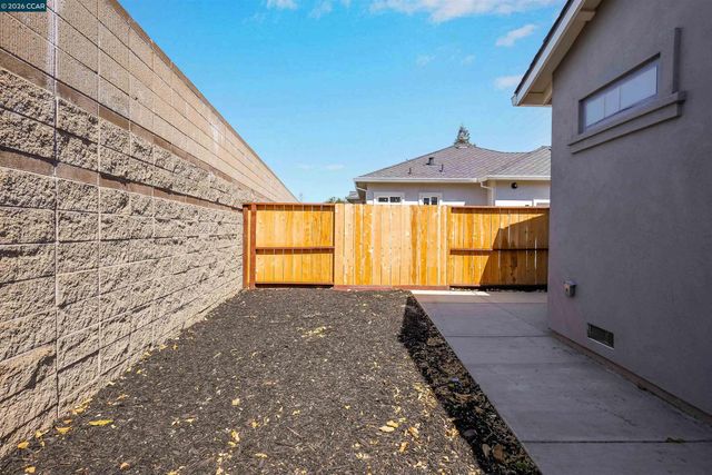 2100 Paige Ct, Pittsburg, CA 94565