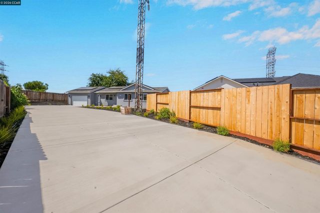 2100 Paige Ct, Pittsburg, CA 94565