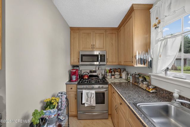 33 Carnaby Close, Freehold, NJ 07728