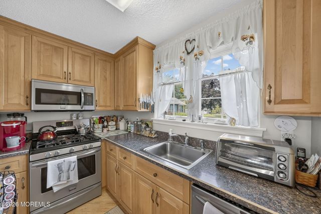 33 Carnaby Close, Freehold, NJ 07728