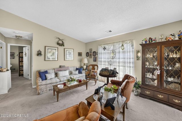 33 Carnaby Close, Freehold, NJ 07728