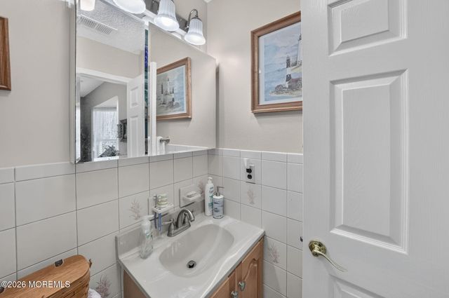 33 Carnaby Close, Freehold, NJ 07728