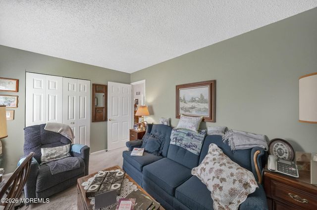 33 Carnaby Close, Freehold, NJ 07728
