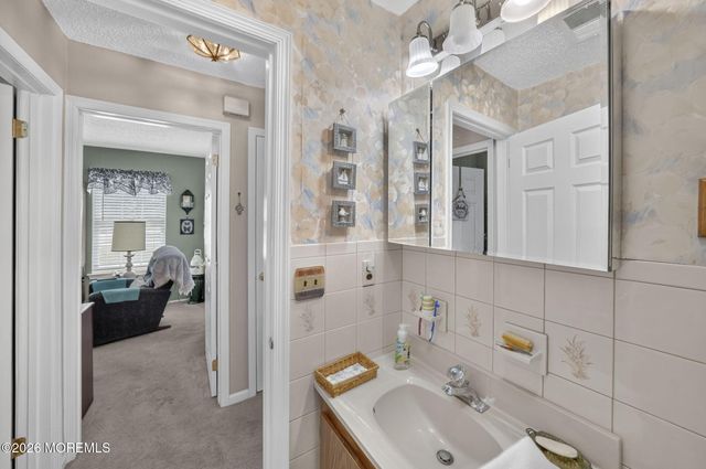 33 Carnaby Close, Freehold, NJ 07728
